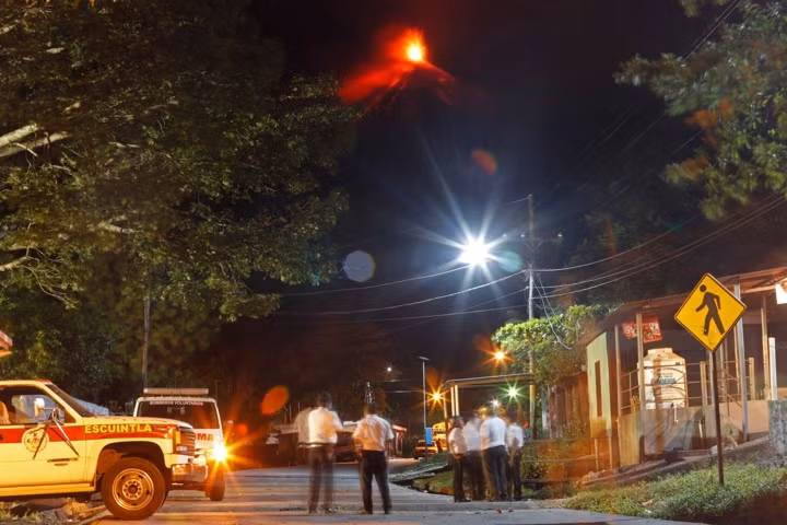 Kinh hoàng cảnh núi lửa ở Guatemala phun trào đỏ rực