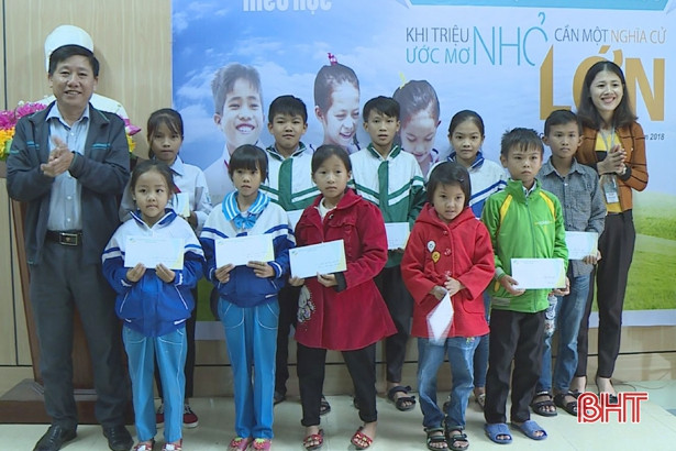 Formosa Hà Tĩnh tặng 200 suất quà cho người nghèo TX Kỳ Anh