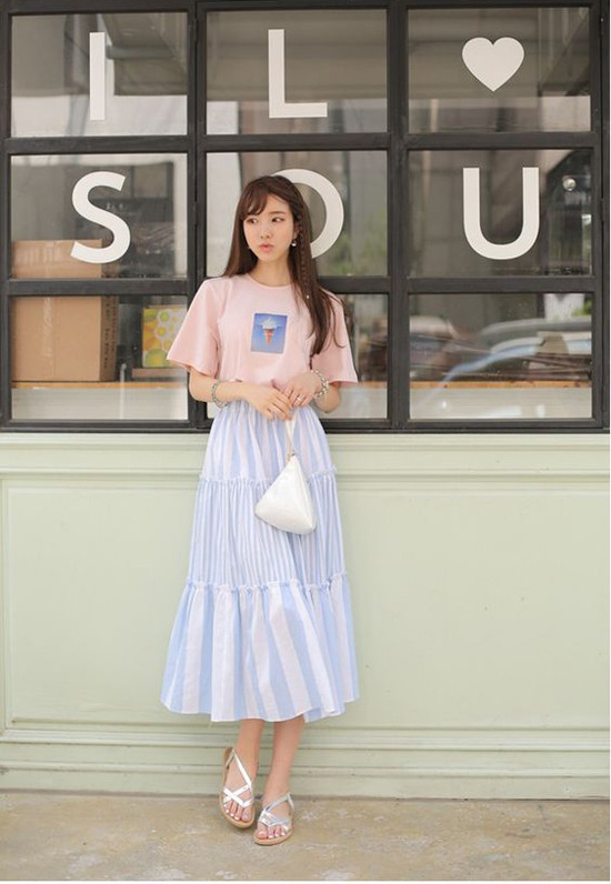 Phối áo thun và chân váy tôn nét trẻ trung
