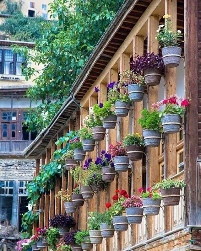 Kỳ lạ ngôi làng không mái ngói