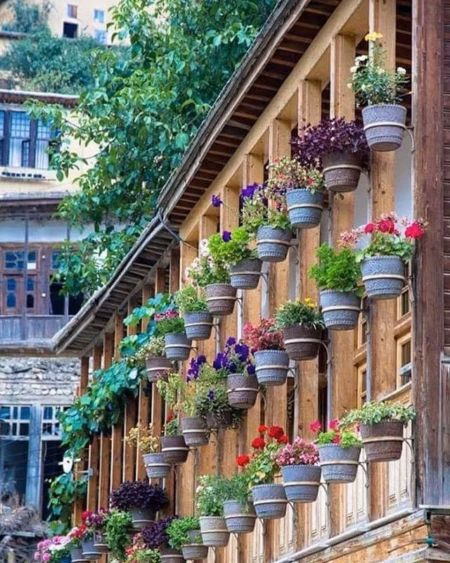 Kỳ lạ ngôi làng không mái ngói