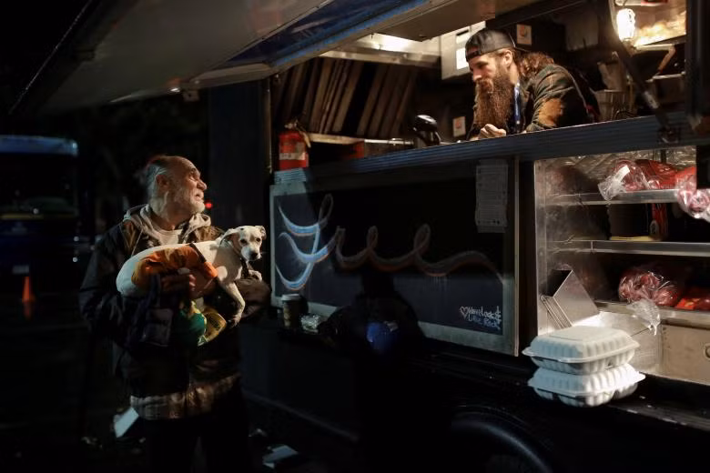 Những người dân bị mất nhà do cháy rừng ở California ăn mừng Lễ Tạ ơn