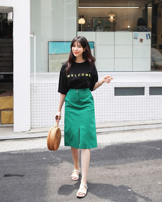 Phối áo thun và chân váy tôn nét trẻ trung