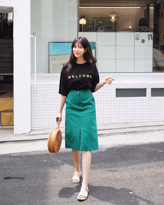 Phối áo thun và chân váy tôn nét trẻ trung