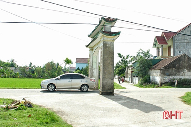 Cổng làng chình ình giữa ngã tư: Giữ không ổn, phá chẳng xong!