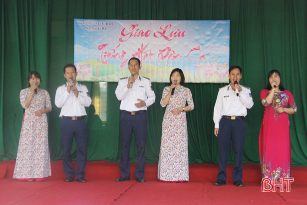 Học sinh tiểu học Xuân Phổ hát dân ca mừng thầy cô nhân ngày 20/11