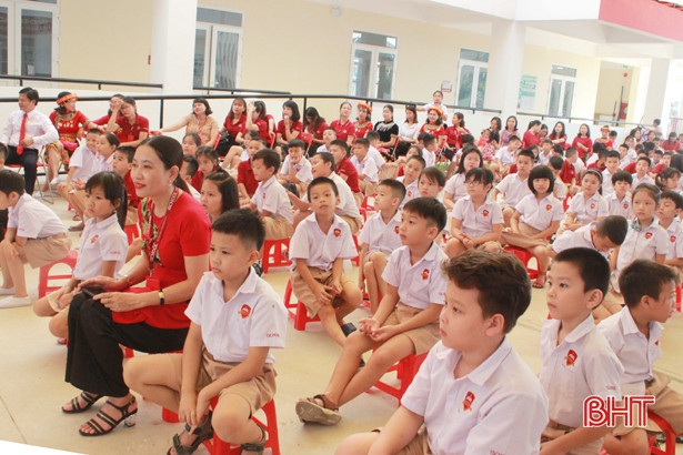 Tri ân thầy cô giáo và trao giải cuộc thi “iSchool Ha Tinh in my heart”