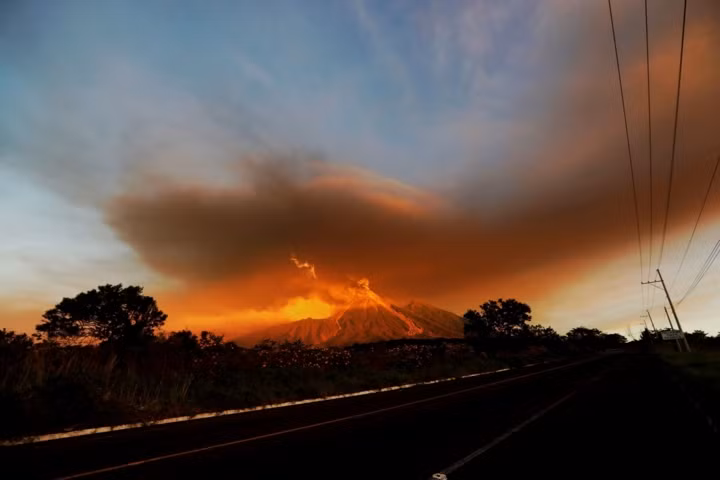 Kinh hoàng cảnh núi lửa ở Guatemala phun trào đỏ rực
