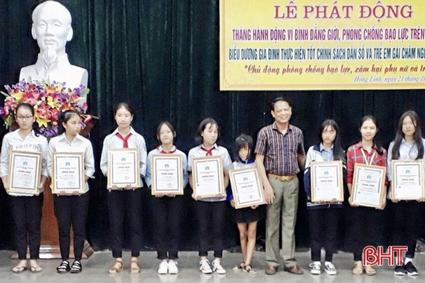 TX Hồng Lĩnh biểu dương 12 gia đình sinh hai con một bề là gái