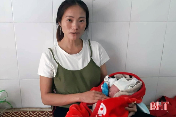 Tài xế taxi Hà Tĩnh tham gia đỡ đẻ cho sản phụ ngay trên xe