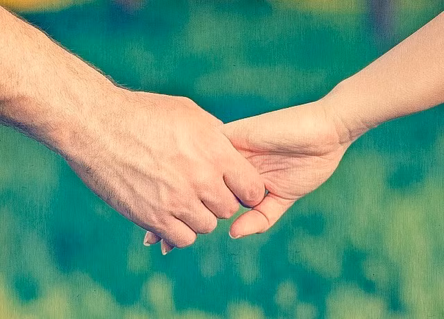 Cách nắm tay tiết lộ mức độ tình cảm