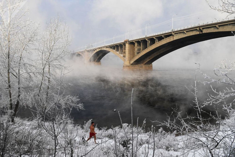 Lạnh âm độ, người dân Siberia vẫn kéo nhau đi bơi