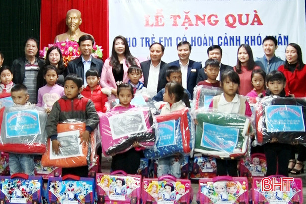 Hoa hậu Nguyễn Bích Thu trao quà cho trẻ em khó khăn ở Hà Tĩnh