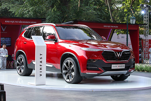 Lux SA2.0 tại Công viên Thống Nhất. Ôtô VinFast có giá từ 336 triệu chưa gồm VAT tại Việt Nam