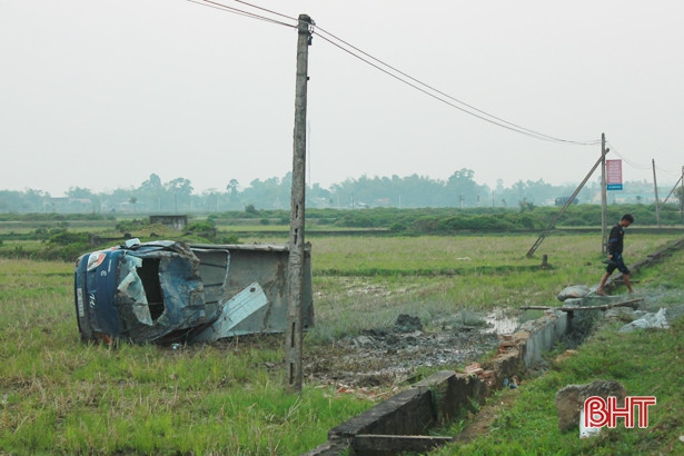 Xe tải mất lái lật nghiêng dưới ruộng, 3 người nhập viện cấp cứu