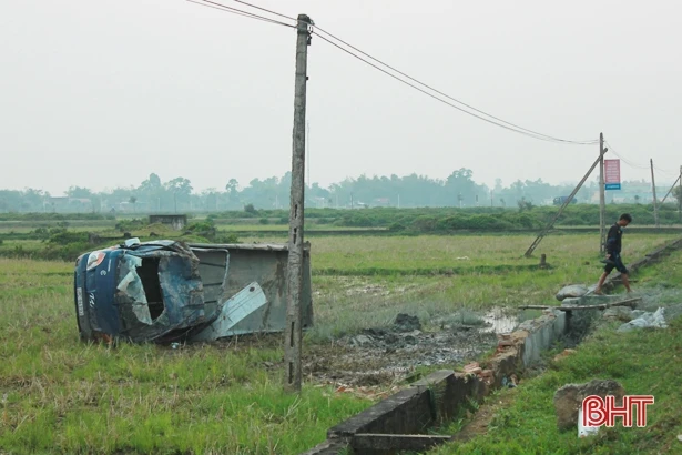 Xe tải mất lái lật nghiêng dưới ruộng, 3 người nhập viện cấp cứu