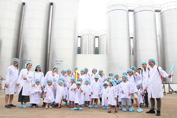 Vinamilk tổ chức cho con của nhân viên tham quan siêu nhà máy sữa