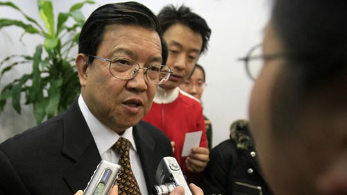 Cựu thứ trưởng Bộ Thương mại Trung Quốc Long Yongtu trao đổi với các phóng viên tại hội thảo ở Bắc Kinh hôm 18/11. Ảnh: AFP. Sai lầm khiến Trung Quốc “tự bắn vào chân” trong chiến tranh thương mại với Mỹ