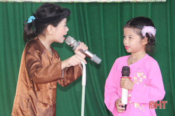 Học sinh tiểu học Xuân Phổ hát dân ca mừng thầy cô nhân ngày 20/11