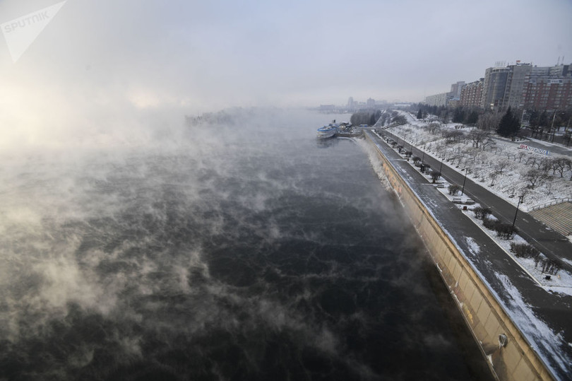 Lạnh âm độ, người dân Siberia vẫn kéo nhau đi bơi