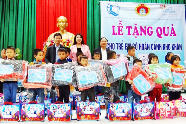 Formosa Hà Tĩnh tặng 200 suất quà cho người nghèo TX Kỳ Anh