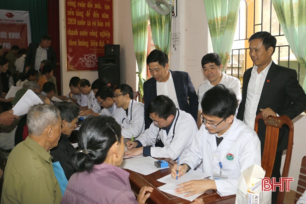 Khám, lập hồ sơ sức khỏe cho 500 đối tượng chính sách xã Đức Lạc