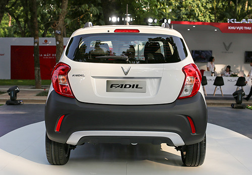 Cụm đèn halogen và đèn định vị dựng dọc. Ôtô VinFast có giá từ 336 triệu chưa gồm VAT tại Việt Nam