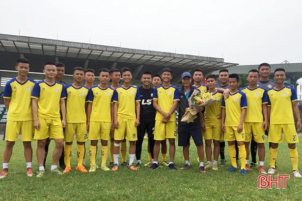 Những “người lái đò” thầm lặng của bóng đá Hà Tĩnh