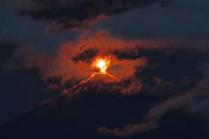 Kinh hoàng cảnh núi lửa ở Guatemala phun trào đỏ rực