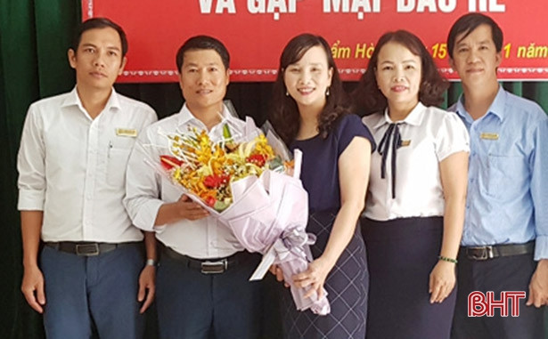 Sở GD&ĐT khen thưởng nữ sinh trả lại 30 triệu đồng cho người đánh rơi