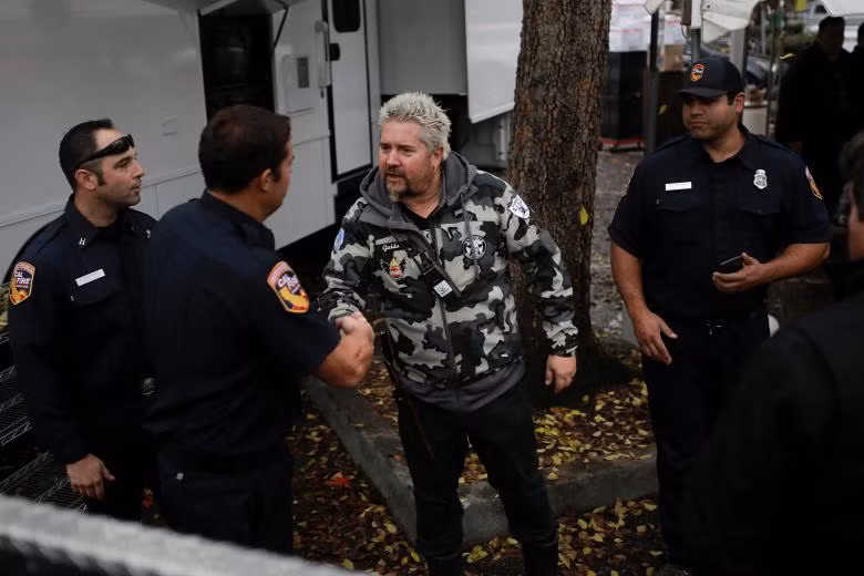 Những người dân bị mất nhà do cháy rừng ở California ăn mừng Lễ Tạ ơn