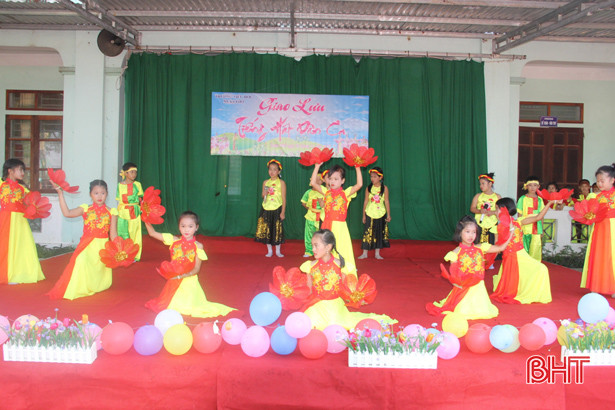 Học sinh tiểu học Xuân Phổ hát dân ca mừng thầy cô nhân ngày 20/11