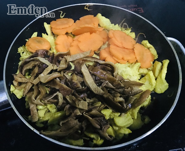 Thịt gà xào nấm hương lạ miệng, thơm ngon không tưởng