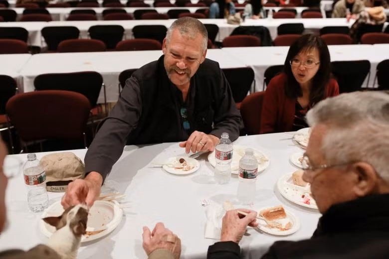 Những người dân bị mất nhà do cháy rừng ở California ăn mừng Lễ Tạ ơn