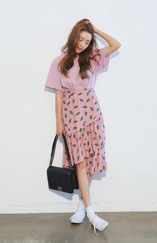 Phối áo thun và chân váy tôn nét trẻ trung