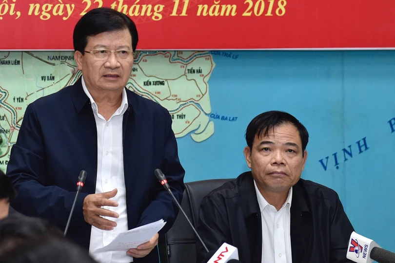 Phó Thủ tướng Trịnh Đình Dũng phát biểu tại cuộc họp. Ảnh: VGP/Nhật Bắc Phó Thủ tướng: Tuyệt đối không chủ quan với bão số 9