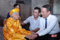 Nữ cán bộ lão thành nhận Huy hiệu 80 năm tuổi Đảng ở tuổi 101