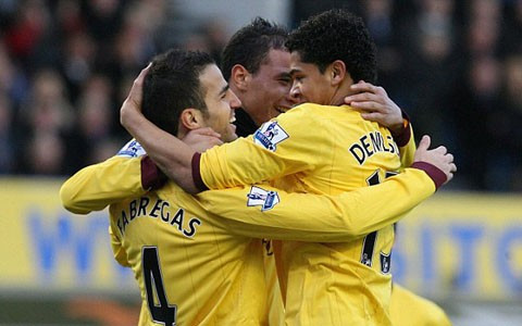 Trước khi Fabregas nhân đôi cách biệt. Trước khi Fabregas nhân đôi cách biệt.