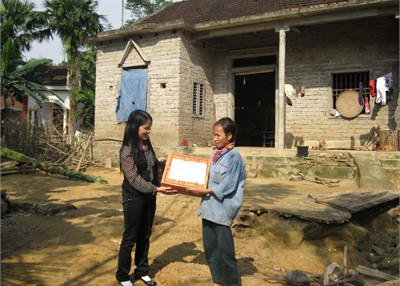 Nước đã rút hẳn nhưng những người dân ở xóm Hợp Tiến, xã Đức Đồng ( Đức Thọ) vẫn rất cần và trân trọng từng gói quà chúng tôi trao tặng