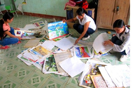 Một ít đồ dùng dạy học còn sót lại sau lũ