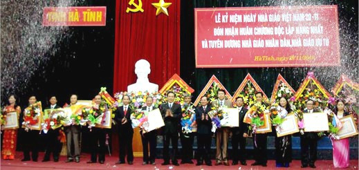 Phó Bí thư thường trực Tỉnh uỷ Hà Tĩnh Đinh Xuân Việt và Phó chủ tịch UBND tỉnh Hà Tĩnh Nguyễn Thiện trao chứng nhận NGND, NGƯT cho các nhà giáo được phong tặng năm 2010