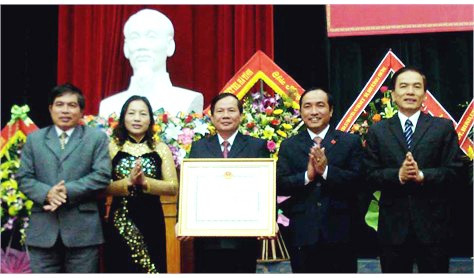 Thừa ủy quyền của Chủ tịch Nước, Phó Bí thư Thường trực Tỉnh ủy Đinh Xuân Việt trao Huân chương Độc lập hạng Nhất cho lãnh đạo ngành Giáo dục Hà Tĩnh