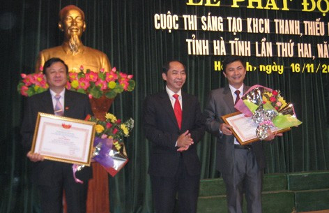 Phó chủ tịch UBND tỉnh Nguyễn Thiện trao giấy khen cho các đơn vị đạt thành tích xuất sắc trong cuộc thi lần thứ nhất