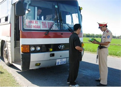 CSGT Công an Hà Tĩnh làm nhiệm vụ trên QL 8A CSGT Công an Hà Tĩnh làm nhiệm vụ trên QL 8A