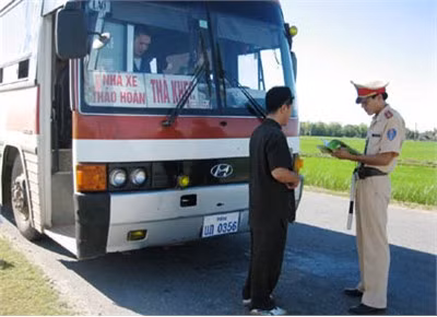 CSGT Công an Hà Tĩnh làm nhiệm vụ trên QL 8A