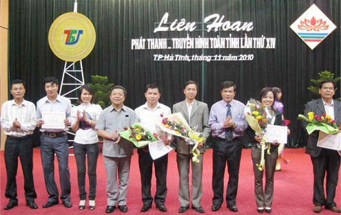 Chủ tịch UBND tỉnh Võ Kim Cự và Trưởng Ban Tuyên giáo Tỉnh ủy Đặng Quốc Vinh trao giải nhất cho các nhóm tác giả.