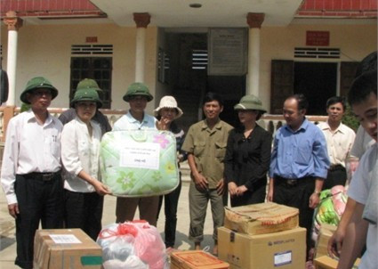 Hội Nhà báo, CLB nhà báo nữ cùng doanh nghiệp trao quà ủng hộ người dân vùng lũ Đức Thọ