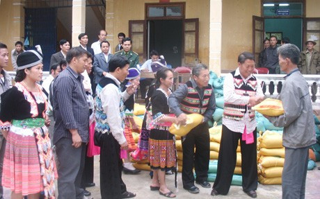 Đại diện Bản Thoọng Pẹ trao quà cho người dân xã Sơn Tân (Hương Sơn)