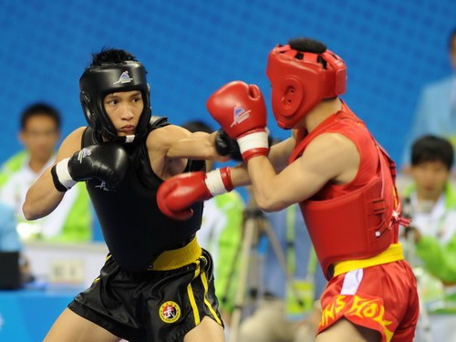 Nguyễn Văn Tuấn (trái) thua Zhang Junyong ở hạng cân 65 kg - Ảnh Quốc Khánh