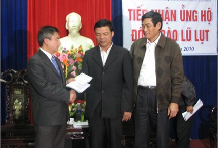 Hội đồng hương Nghệ - Tĩnh tại Ba Lan ủng hộ đồng bào vùng lũ qua UBMTTQ tỉnh Hà Tĩnh và huyện Thạch Hà